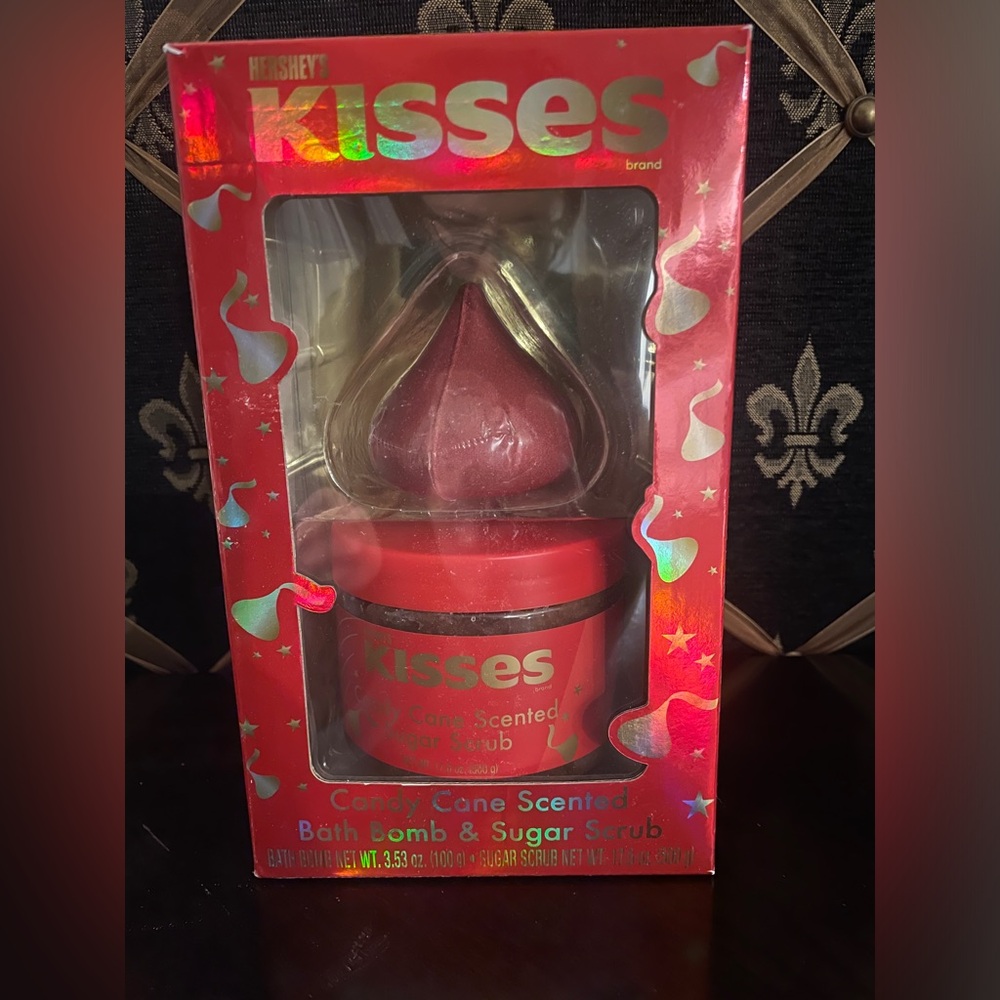 Hershey kisses bath bomb & sugar scrub set candy cane scented